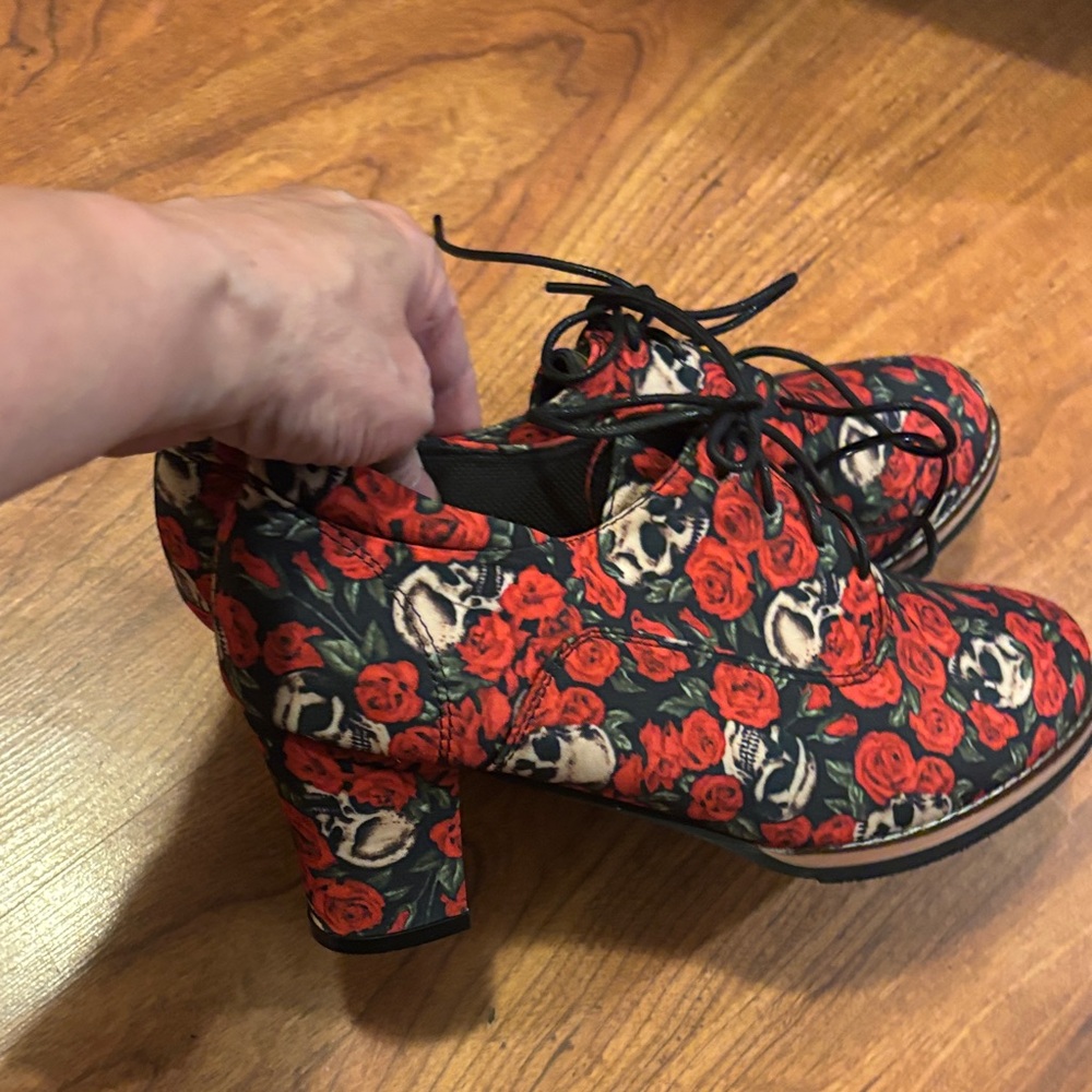 Skull and Roses Lace-Up Women's Heels, Goth, Christmas, Halloween. Size EU43.
